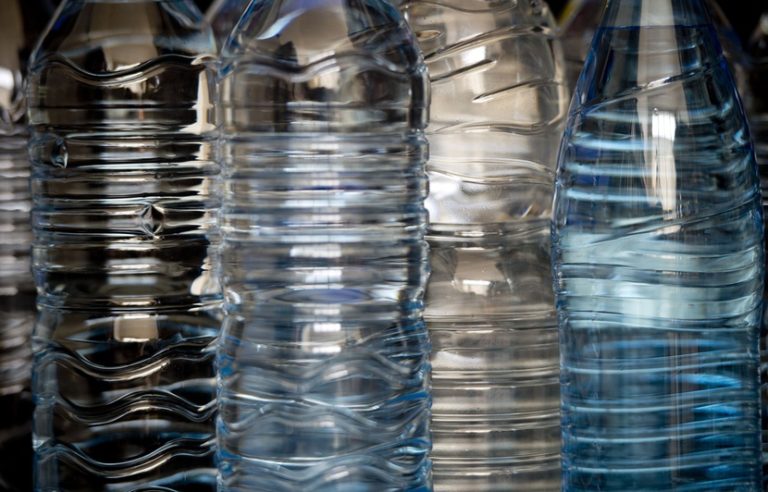 Des chercheurs créent une enzyme pour recycler le plastique