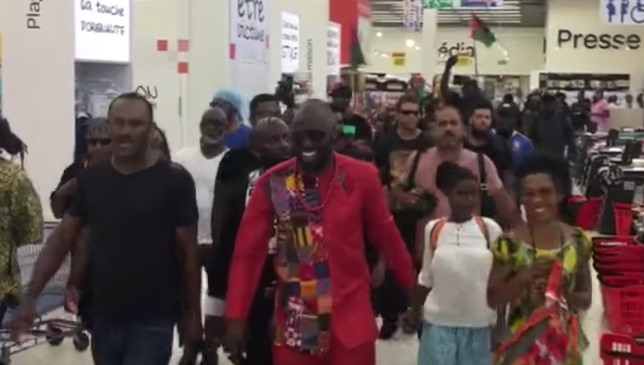 Un hypermarché de Bernard Hayot pris d’assaut par des manifestants en Martinique